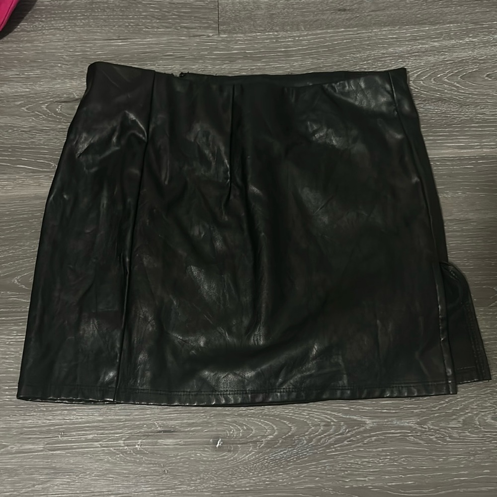 Black mini skirt with one slit